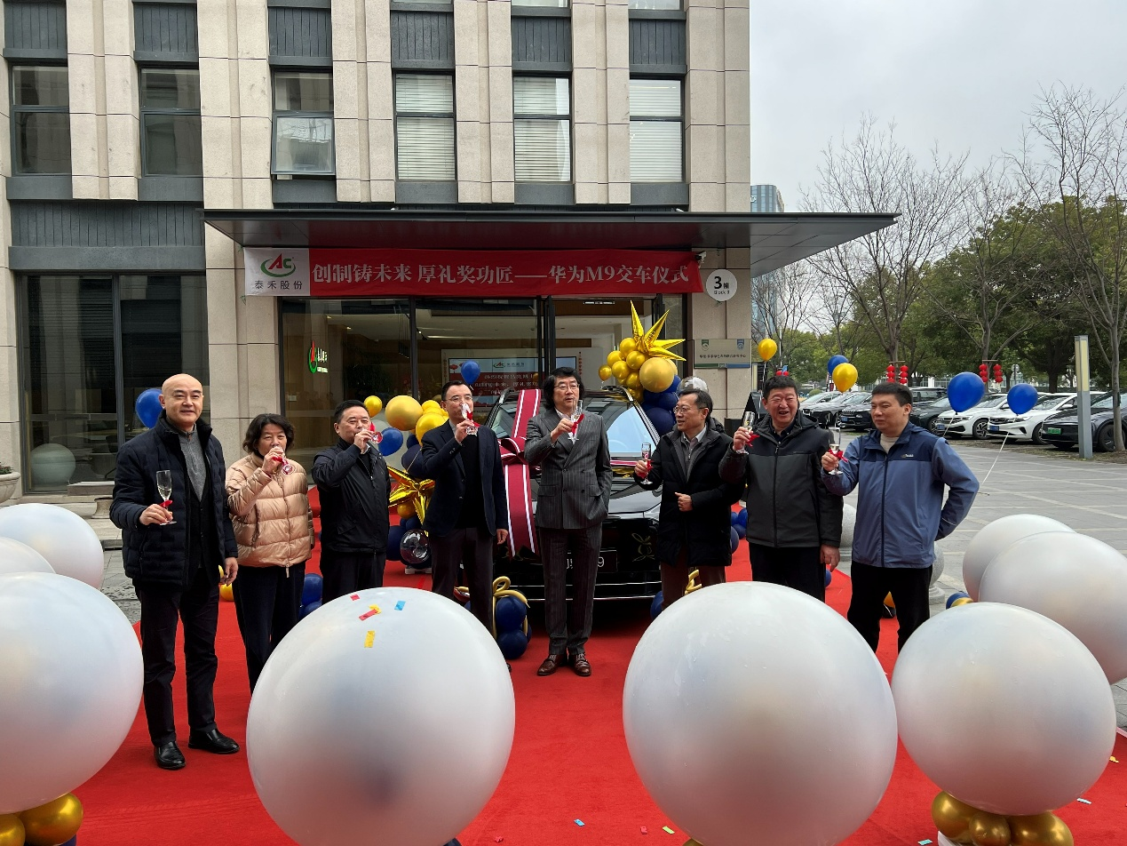 创造铸将来 厚礼奖功匠 “乐天堂fun88创新奖”交车典礼在松江办公区进行